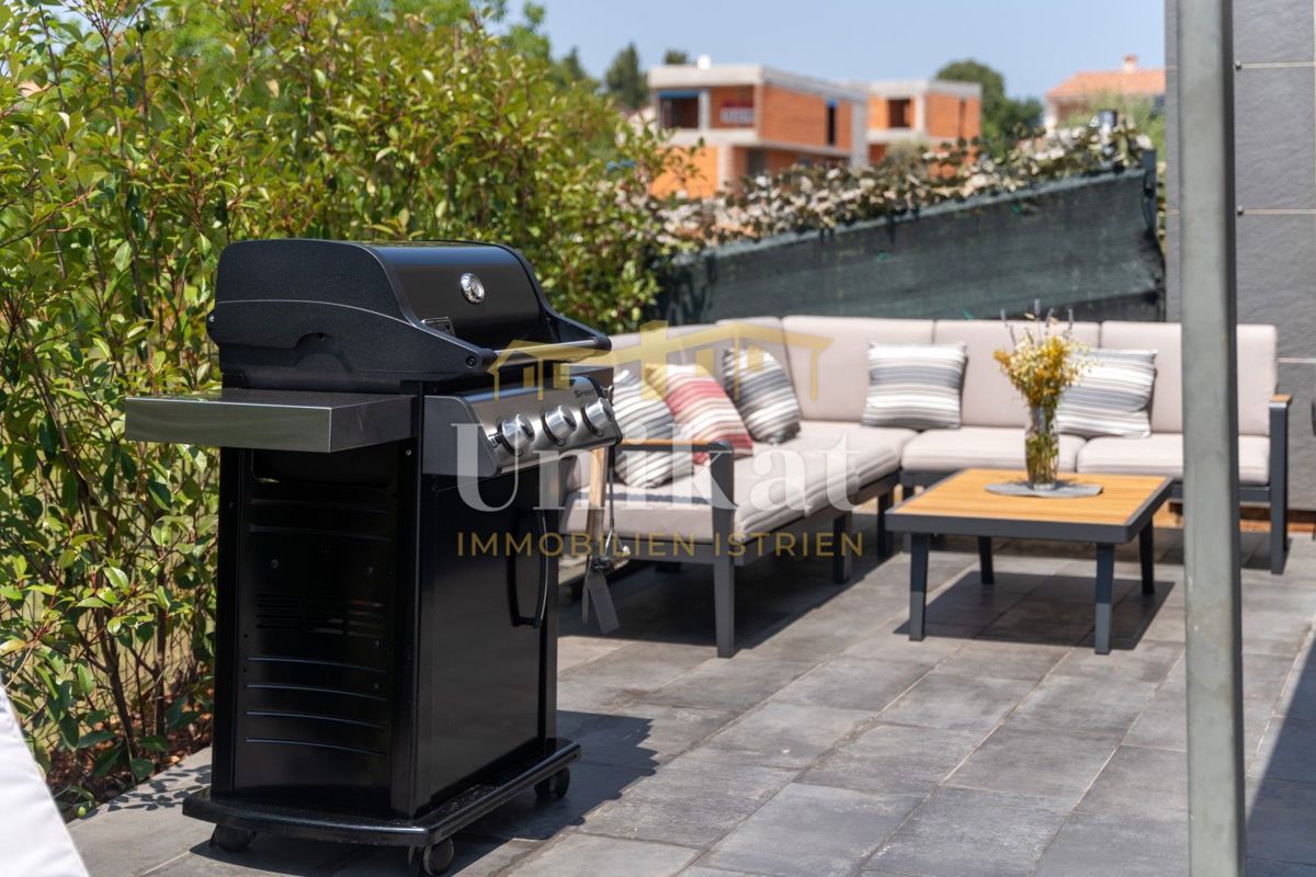 Moderna doppia villetta con piscina e vista mare